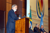 O presidente Luis In�cio da Silva fala durante a Reuni�o do Segmento de Alto N�vel da 8� Reuni�o da Confer�ncia das Partes da Conven��o sobre Diversidade Biol�gica - COP8.  Da esq. para � dir.: Ministro da Pesca, Jos� Fritsch; ministro do Planejamento, Paulo Bernardo e o governador Roberto Requi�o. Foto: Julio Covello-SECS